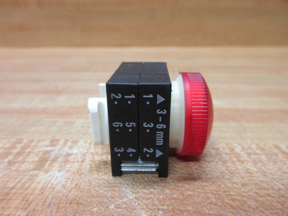 Siemens 3SB3001-6BA20 Red Button 3SB30016BA20 W/Base
