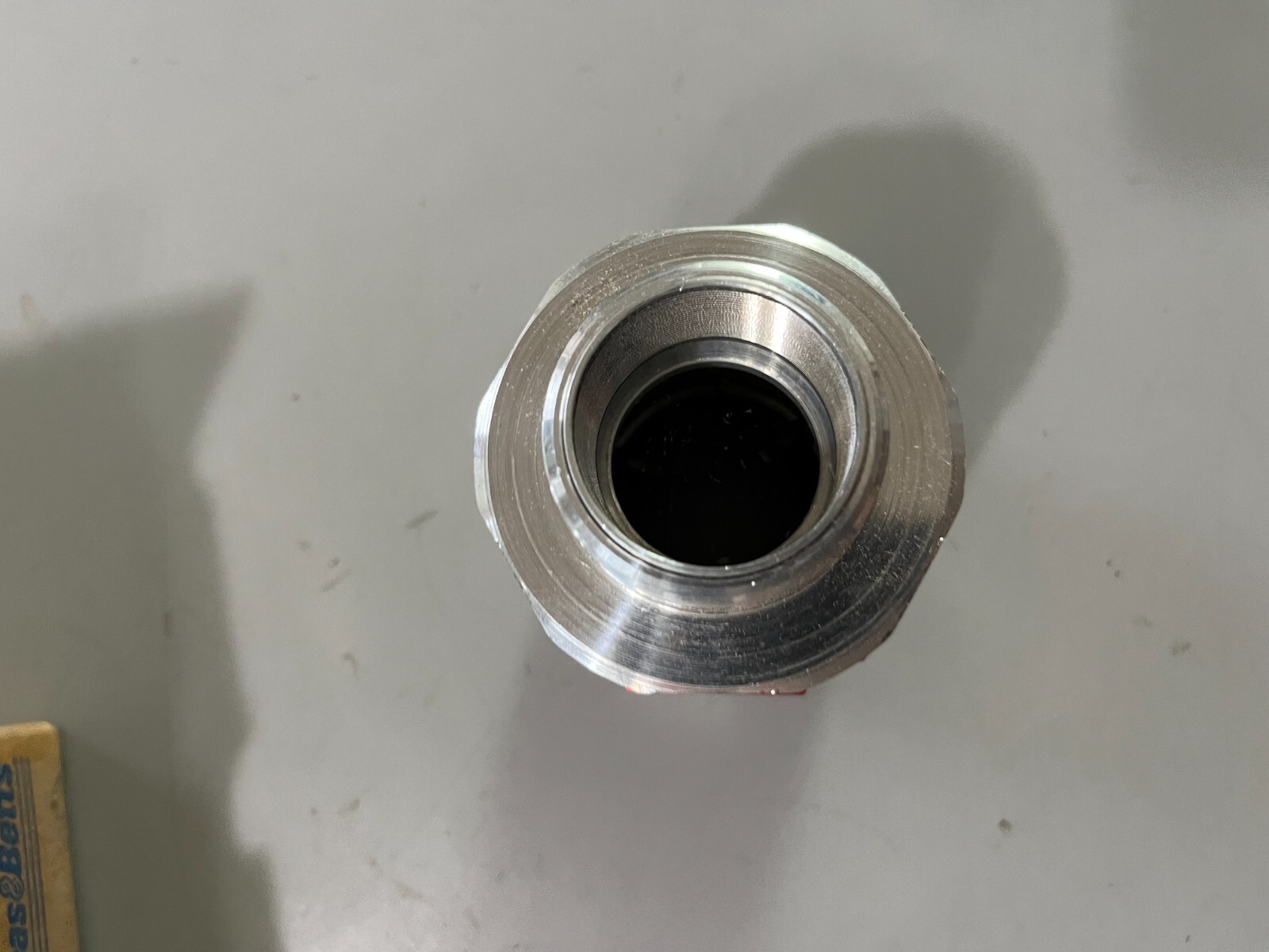 T&B Fittings, 1 1/2″ Jacketed Armoured Cable Fitting w/Integral Seal, STX150-550