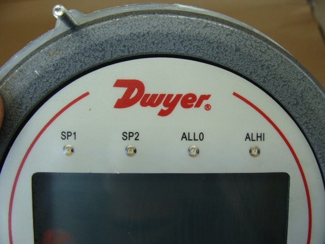 DWYER DIFFERENTIAL PRESSURE CONTROLLER DH3-005 0-2.5 IN. W.C.
