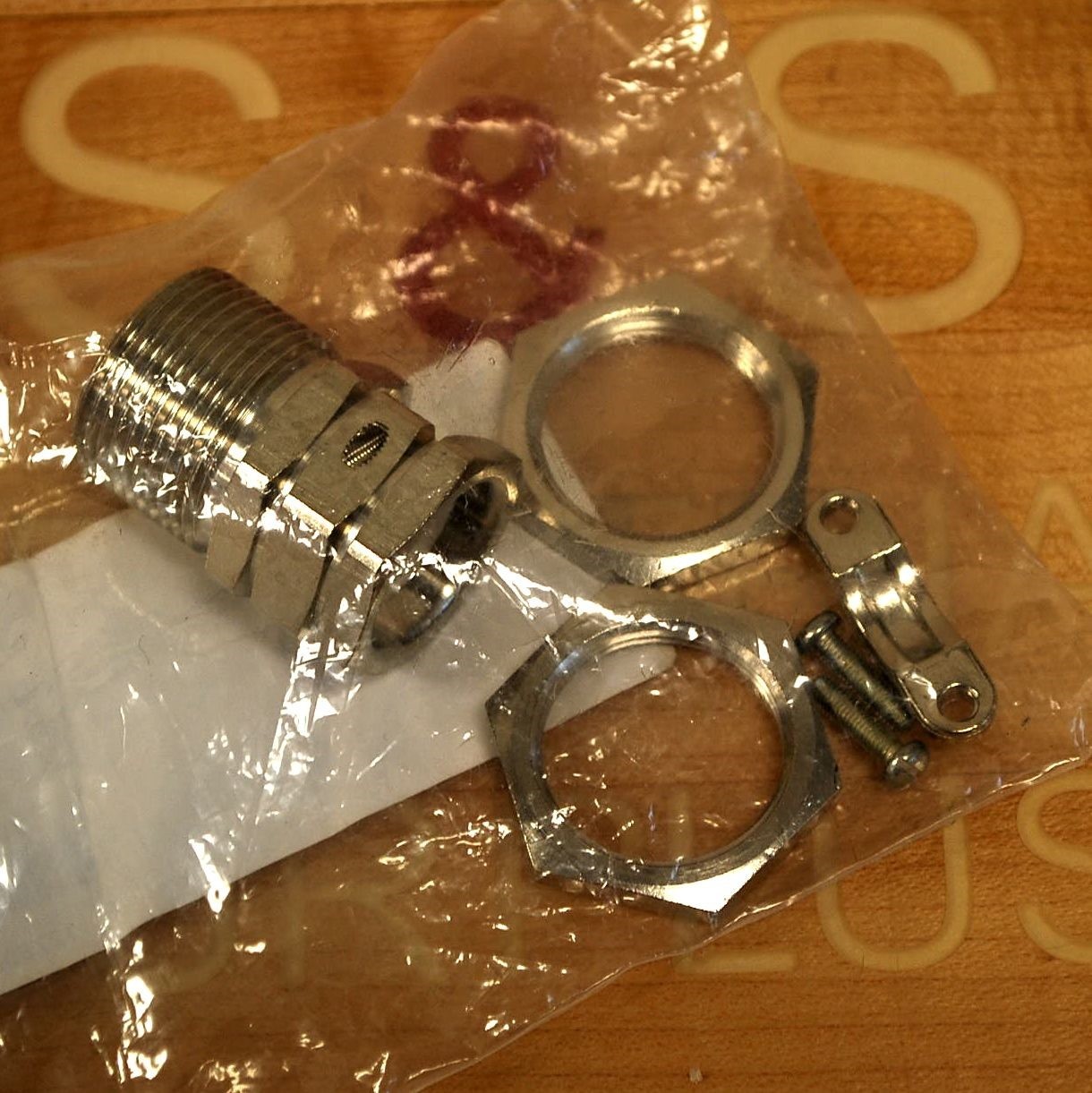 Balluff BAM00FZ Mounting Clamp, BES 18,0-KH-4 – NEW