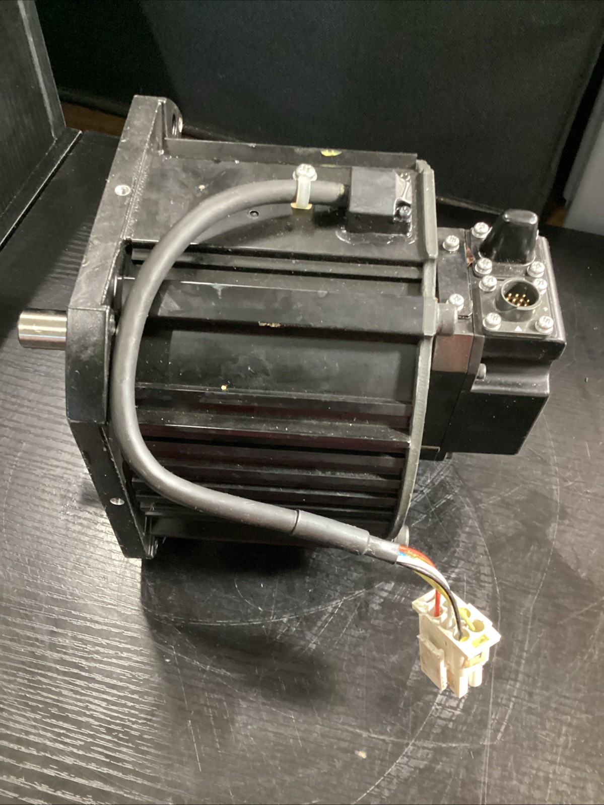 Yaskawa SGMRS-12A2B-YR12 AC Servo Motor 1150W 5.49 N•m 2000 r/min Used #1