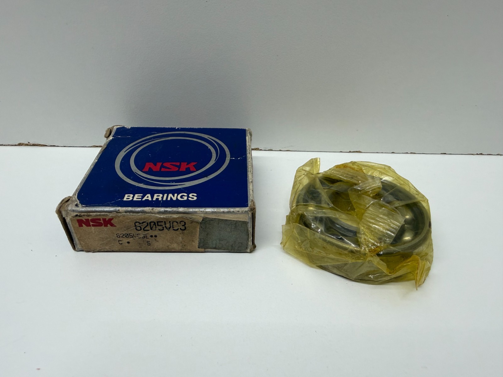 NEW IN BOX! NSK DEEP GROOVE BALL BEARING 6205VC3