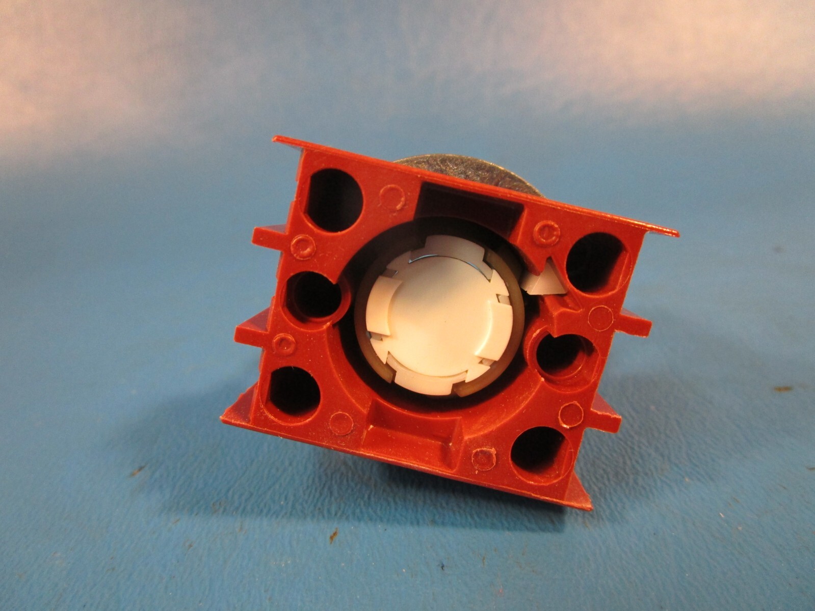 SIEMENS 3SB03-P, 30MM PUSHBUTTON, OPERATOR ONLY