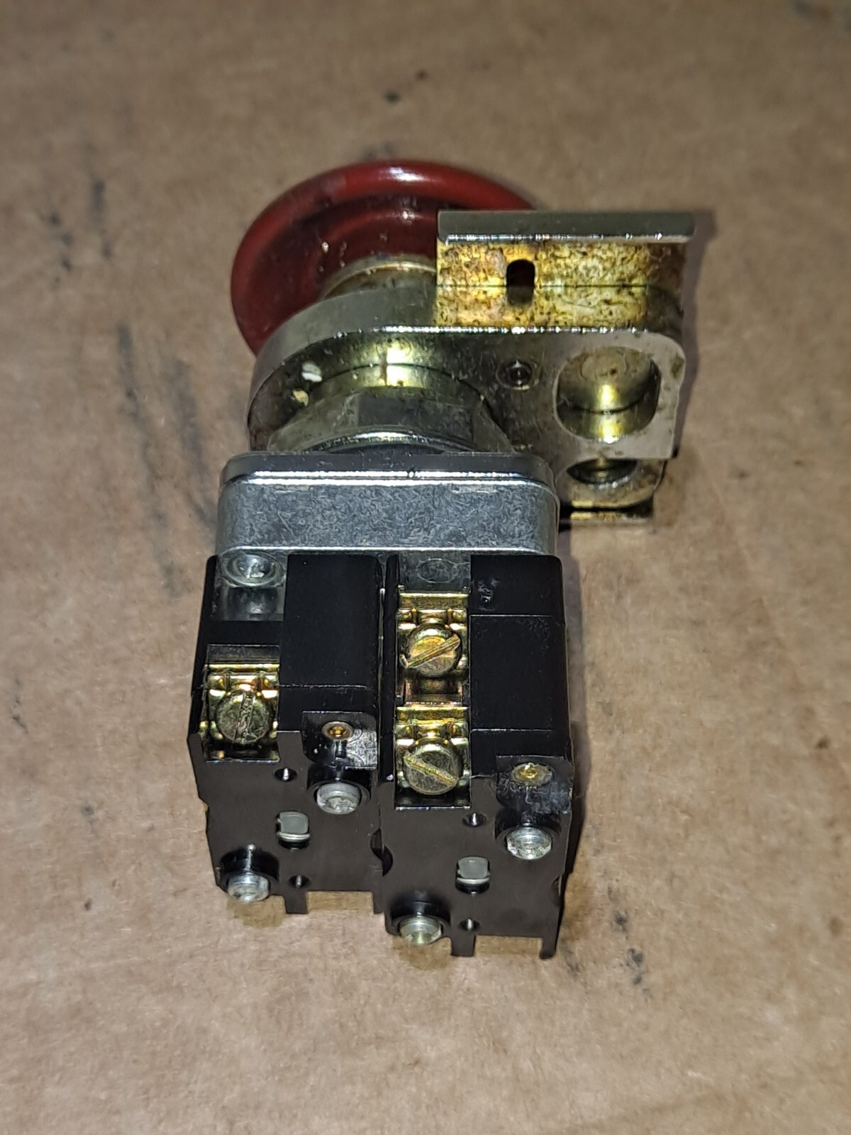 REES 40102-102 RED EMERGENCY STOP BUTTON W/ CONTACT BLOCK 50703NO-NC 50701 A NO