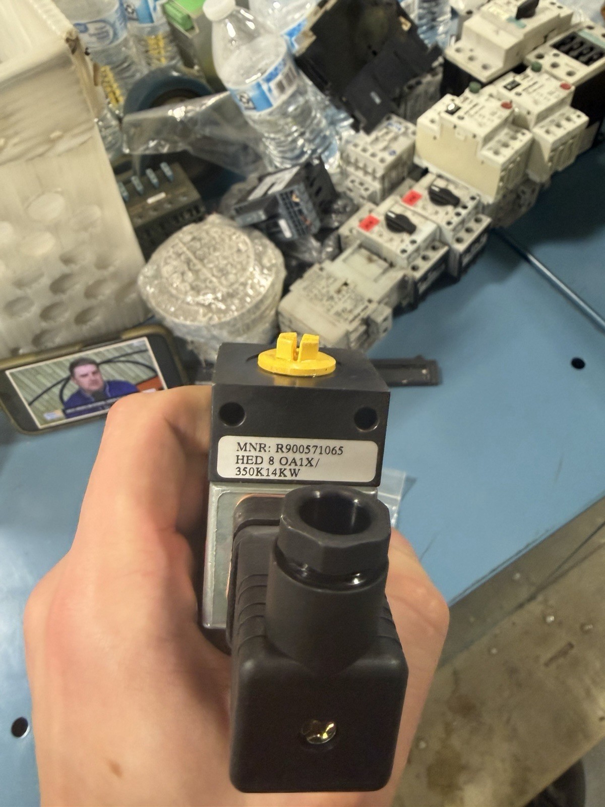 NEW NO BOX REXROTH HED8OA12/350K14KW R900571065 250VAC 5A