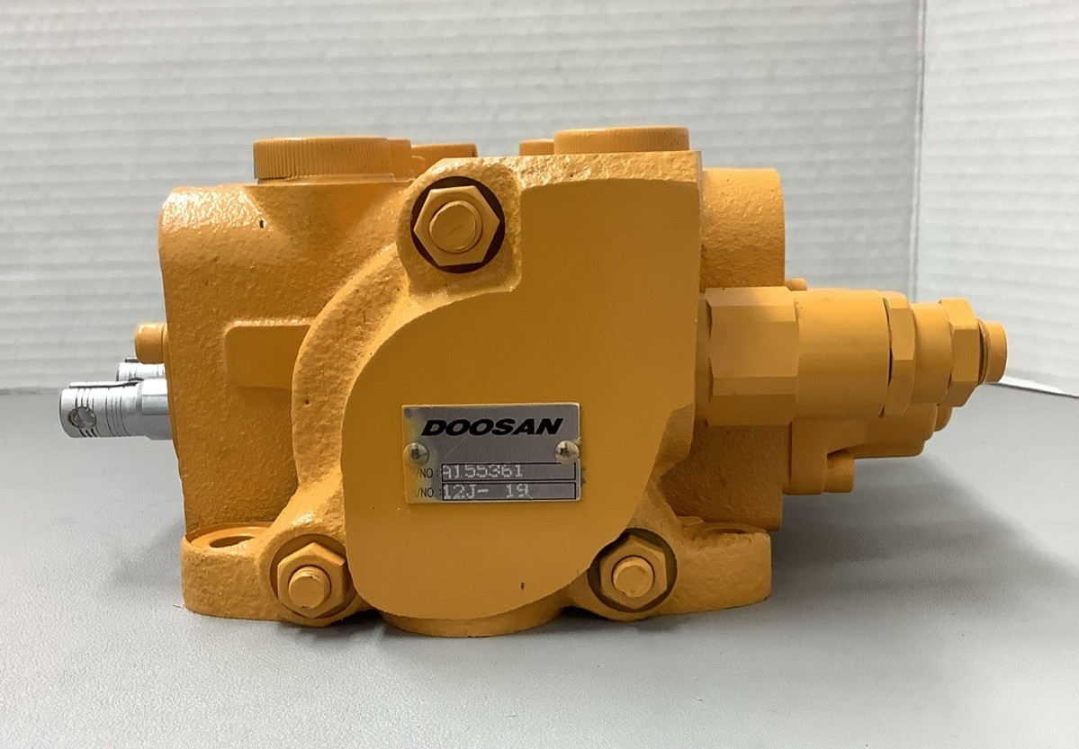 Doosan A155361 3-Spool Hydraulic Control Valve Assembly (r31)