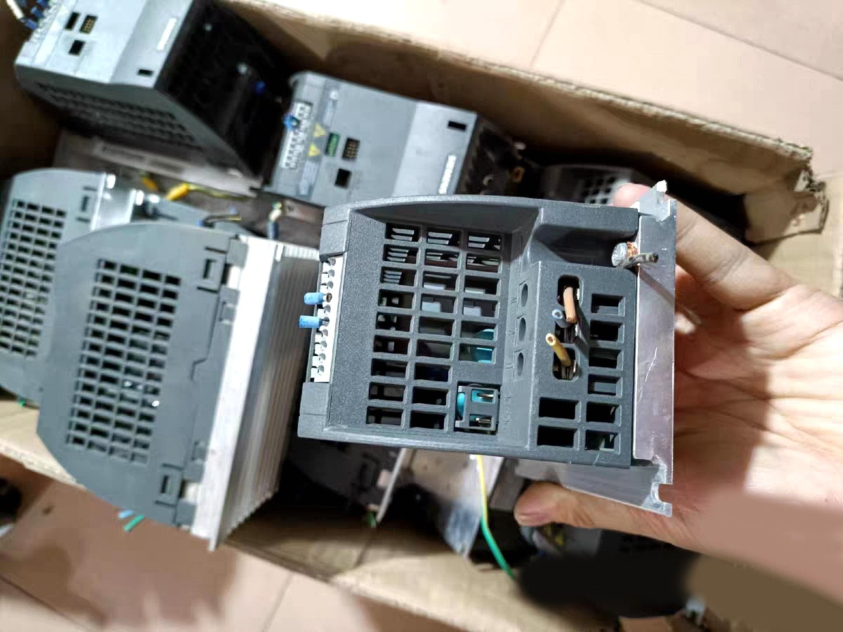 6SL3211-0AB13-7UA1 6SL32110AB137UA1 0.37KW 220V G110 Series Inverter USED 1PC