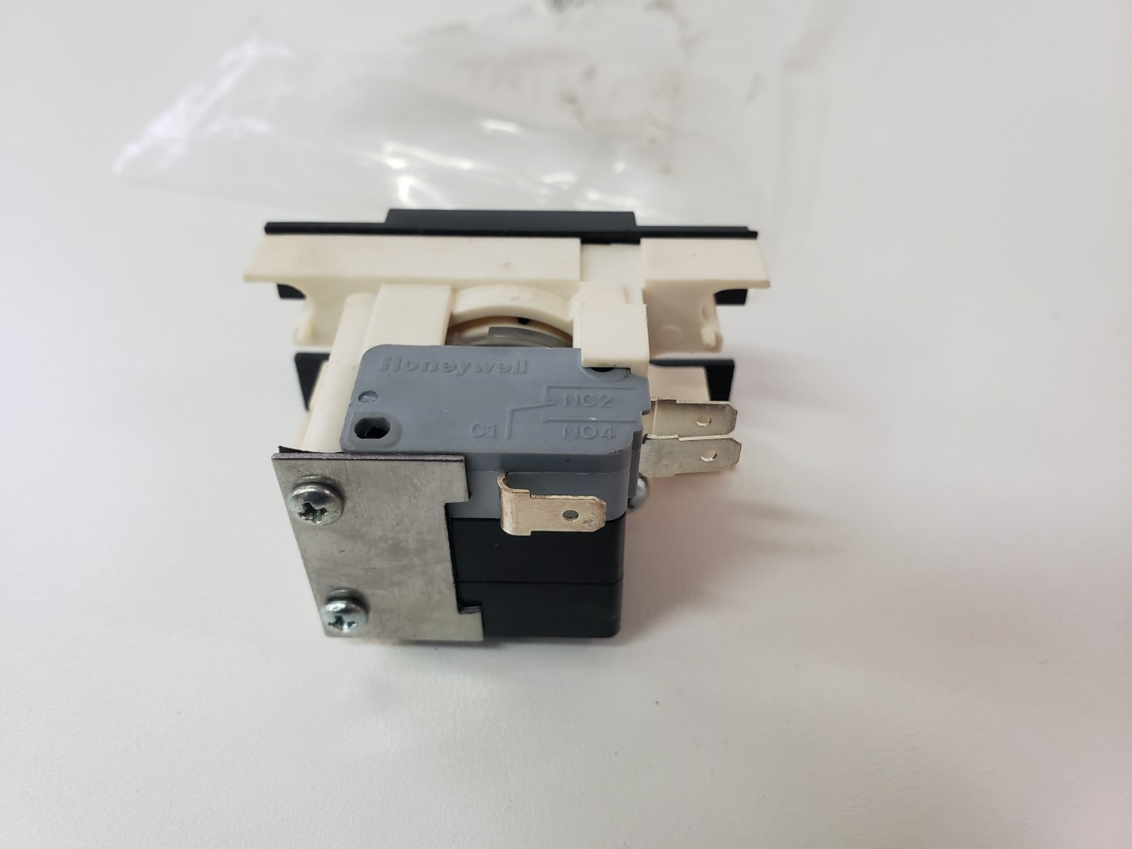 UNUSED – TKE ThyssenKrupp 171AR33 Key Switch 9739816 Door Hold