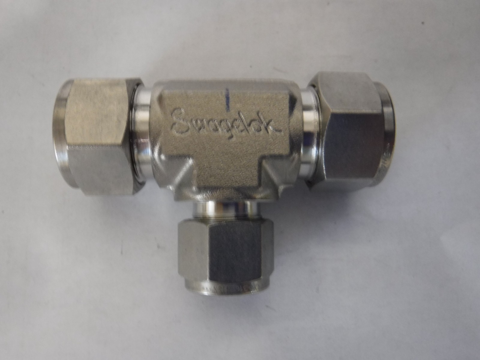 1 – Swagelok SS-1210-3-12-8 Reducing Union Tee 3/4 in x 3/4 in x 1/2 in Tube OD