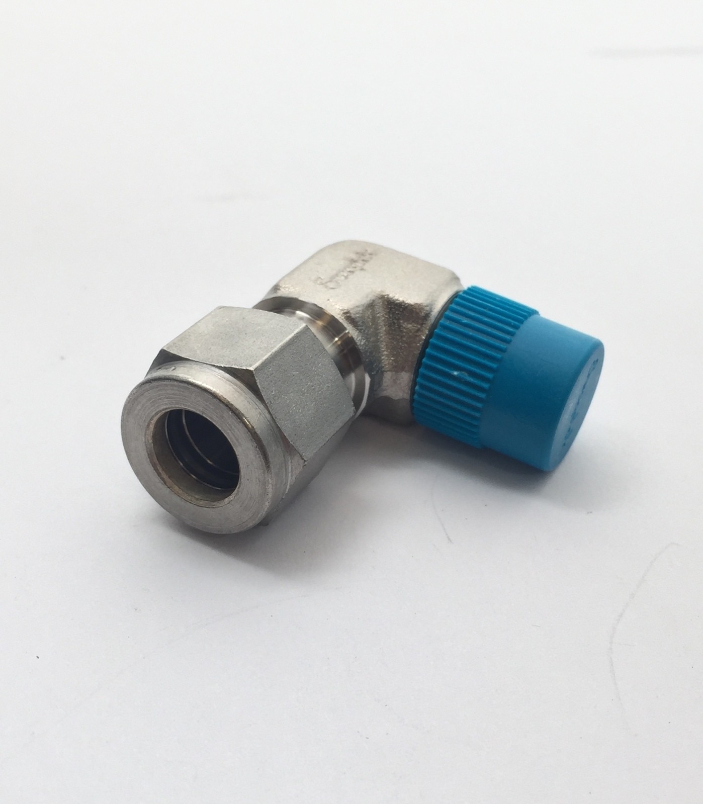 Swagelok SS-600-2-4 3/8” Tube OD x 1/4” NPT Male Pipe 90° Elbow Connector 316