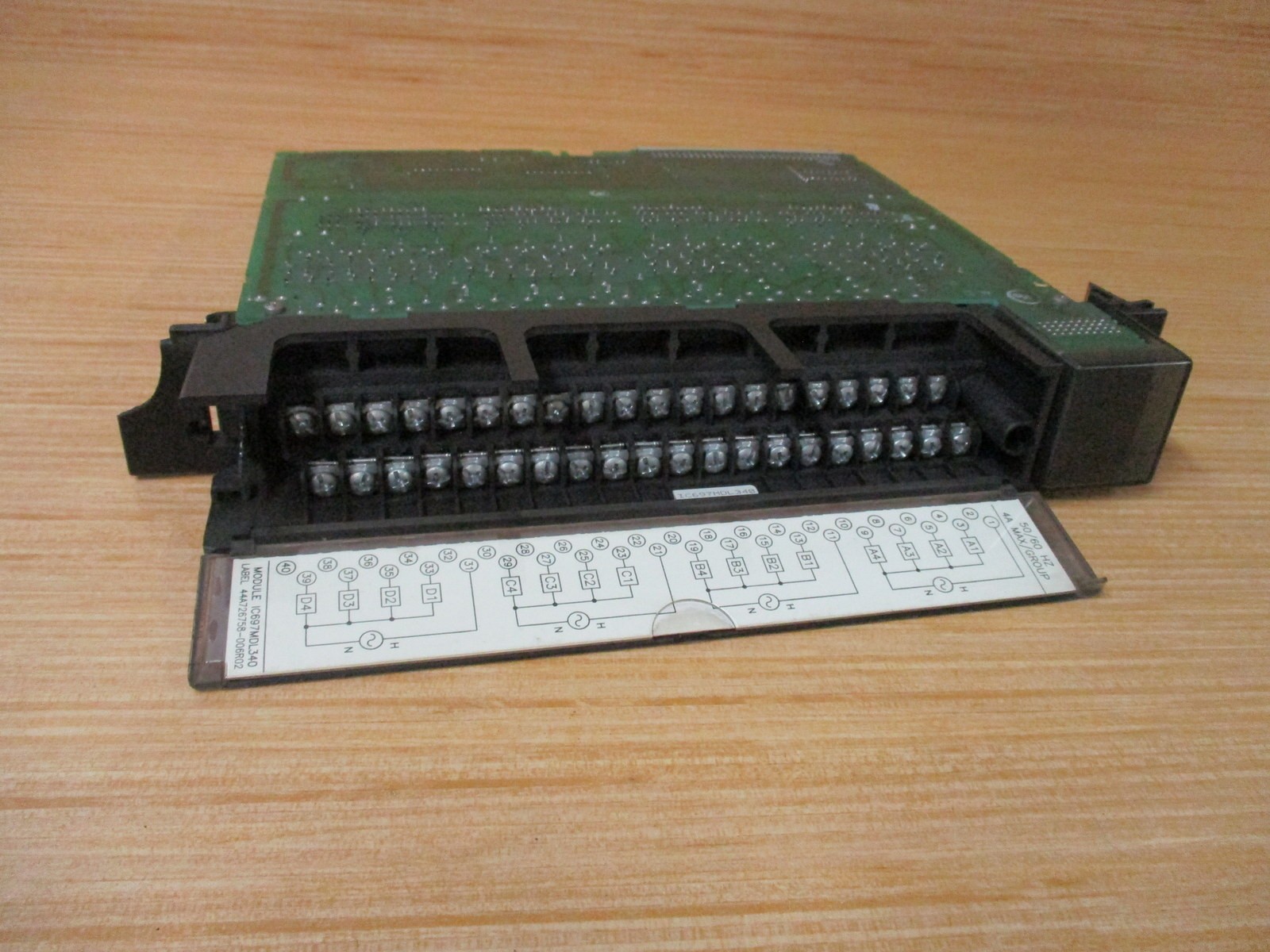 Fanuc IC697MDL340 Output Module D5B7A2, Chipped