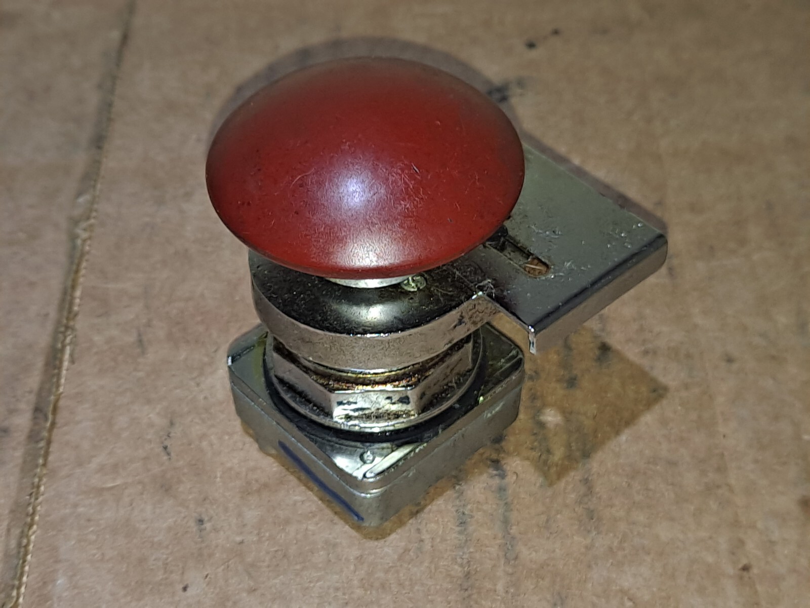 REES 40102-102 RED EMERGENCY STOP PUSH PULL BUTTON MUSHROOM LOCKOUT Fast Ship