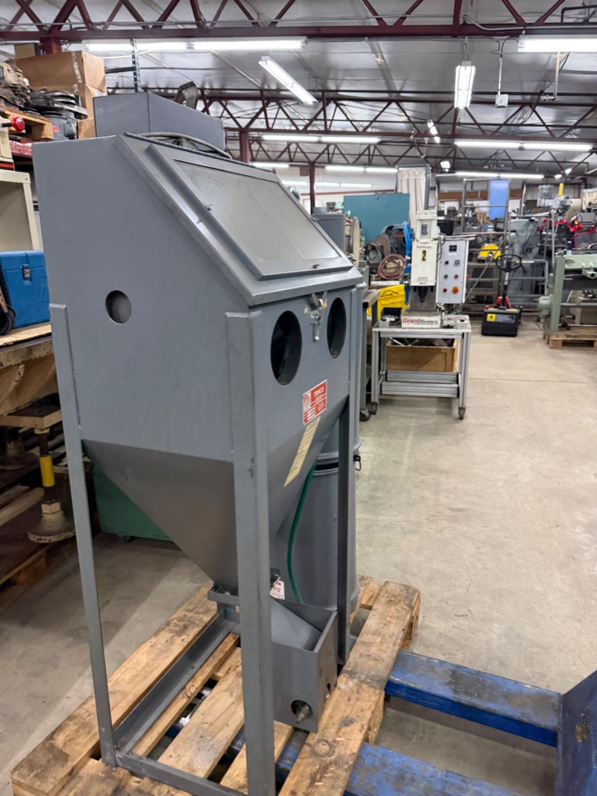 Trinco 24 BP sandblast cabinet with dust collector