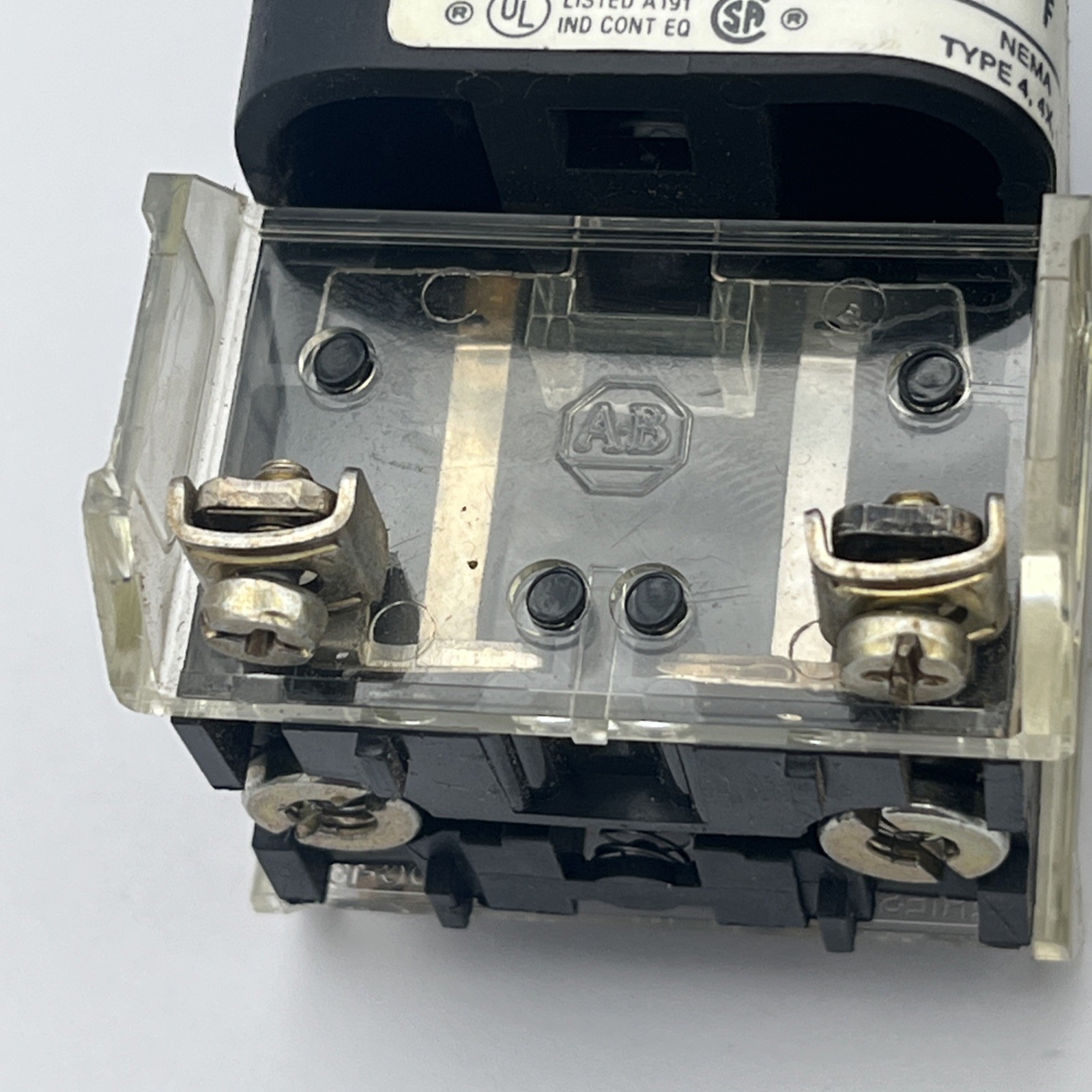 (1) Allen Bradley 800H-QRB24G Pushbutton 800H-QRB24