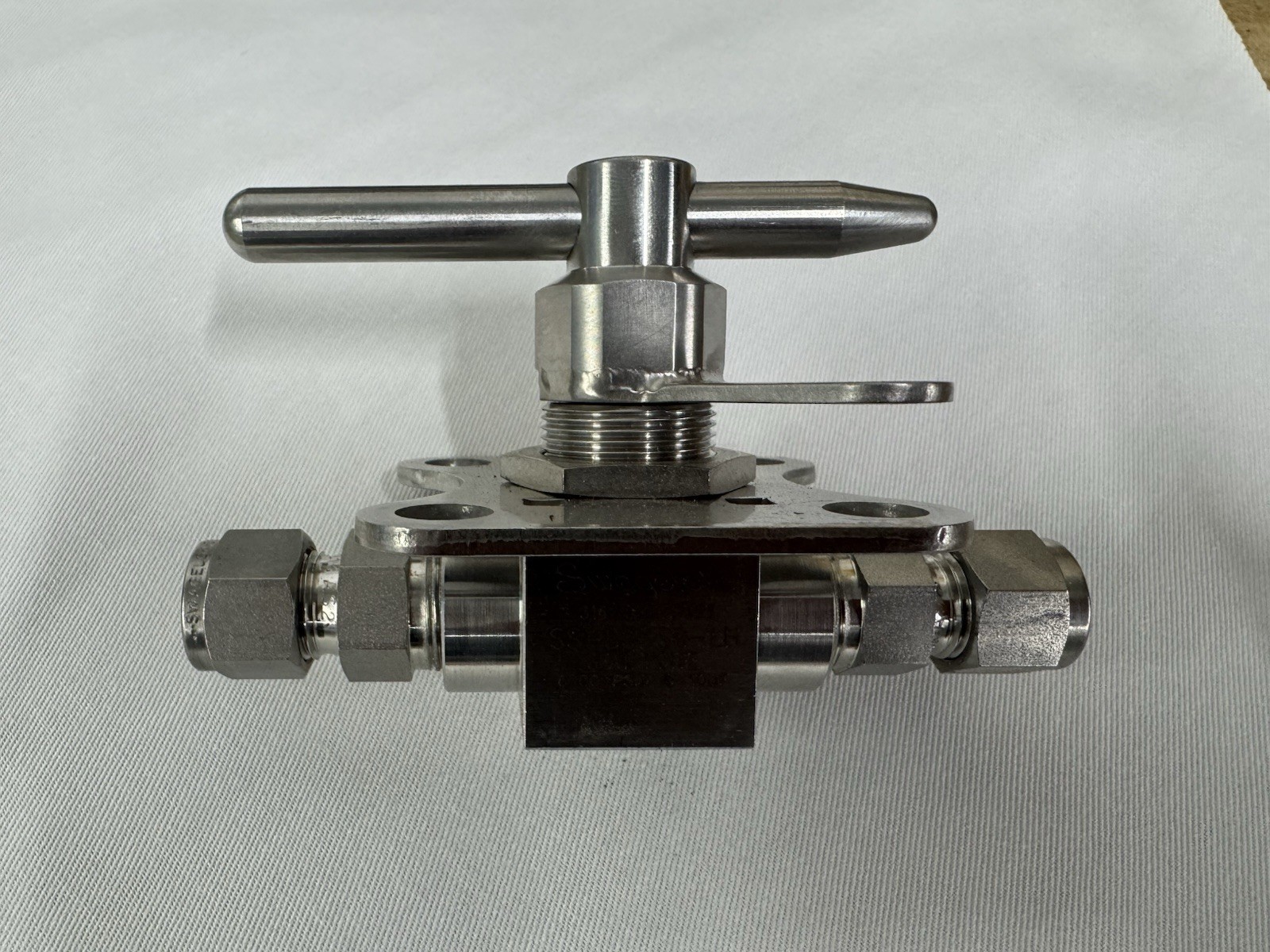 SWAGELOK High Pressure Ball Valve 3/8″, SS-83KS6-LH No Box