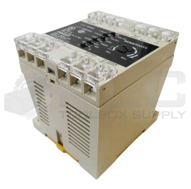 NEW OMRON F2LP-WK4-US METAL DETECTOR AMPLIFIER 120-240VAC120-240VAC 50/60HZ