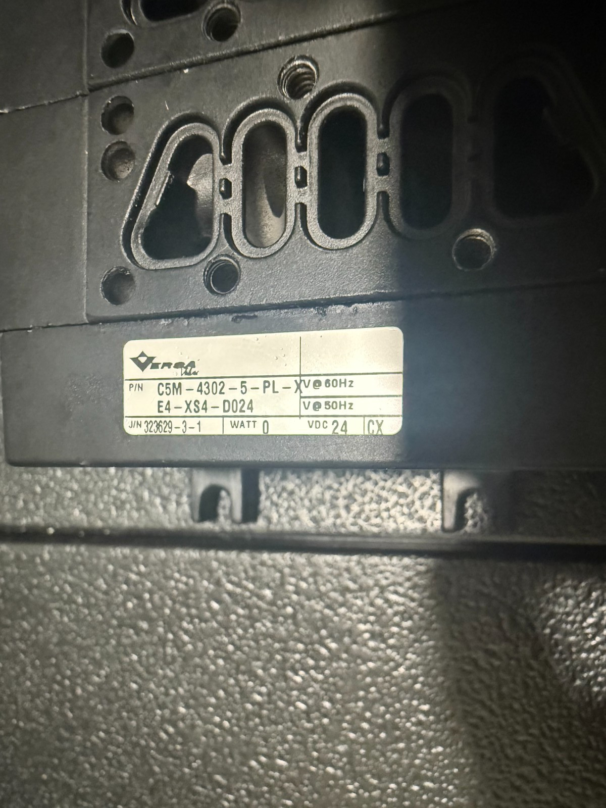 VERSA C5M-4302-5-PL-X-E4-XS4-D024 PNEUMATIC AIR BLOCK 24v DC. FREE SHIPPING