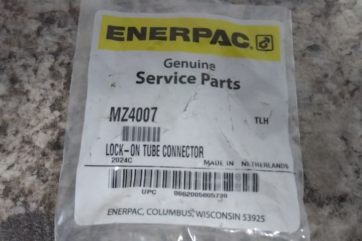 Enerpac MZ4007 2.5 Ton Capacity Lock On Tube Connector