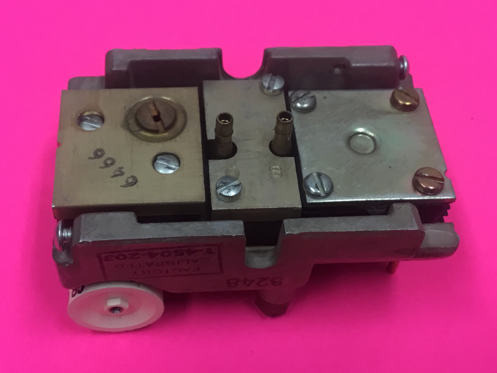 Johnson Controls – P/N: T-4504 – Dual Thermostat – UNUSED