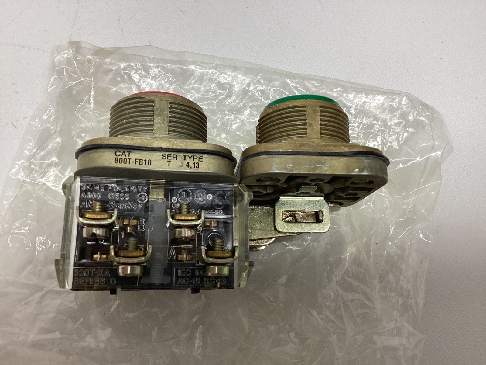 ALLEN BRADLEY 800T-FB16A PUSHBUTTON FLUSH GREEN RED 1NO/1NC SERIES T READ