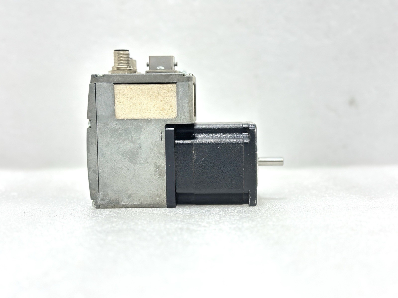 SCHNEIDER ILS1B572PC1A0 SERVO MOTOR LEXIUM ILS