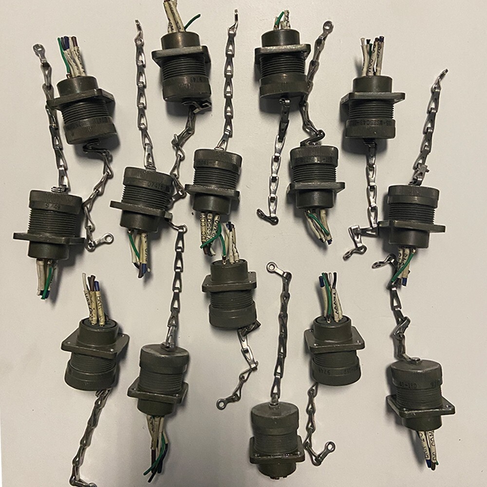 A lot of 5 Amphenol 9749 Cannon Connector 07418-MS25043-18D