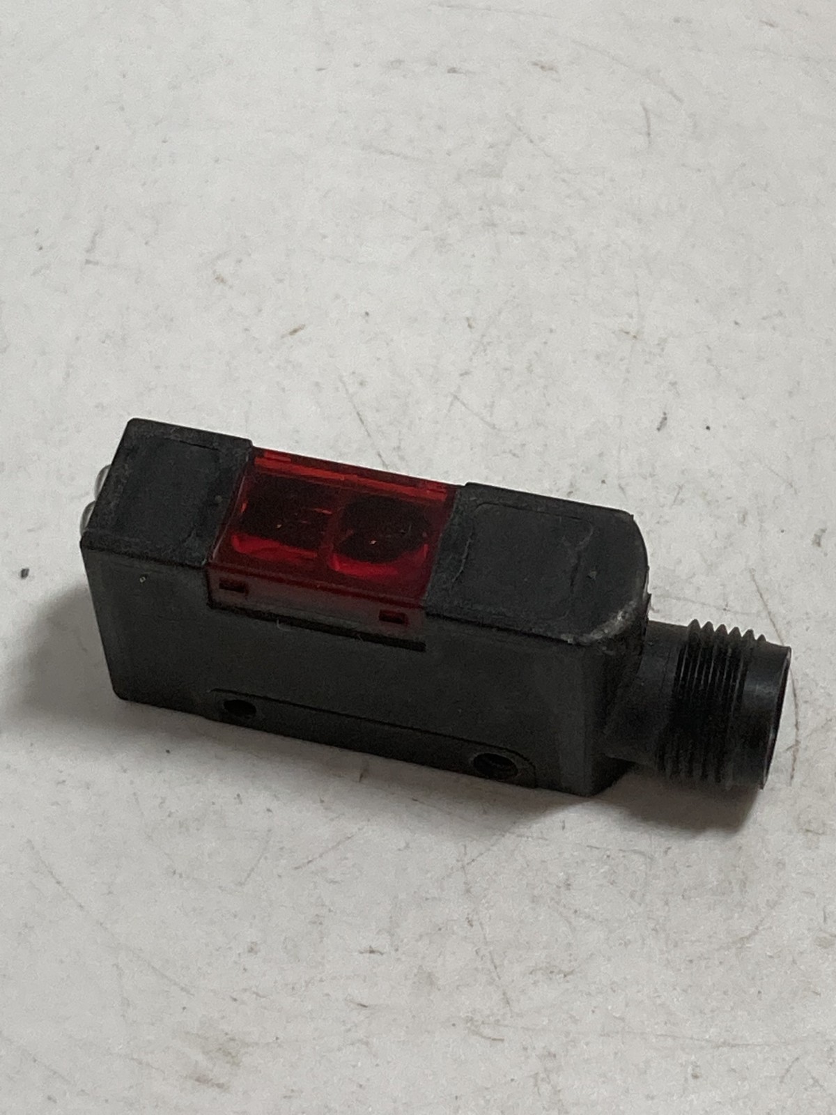 OMRON E3S-AD87 PHOTOELECTRIC SENSOR 10-30VDC NEUTRAL PNP DIFFUSE REFLECTIVE