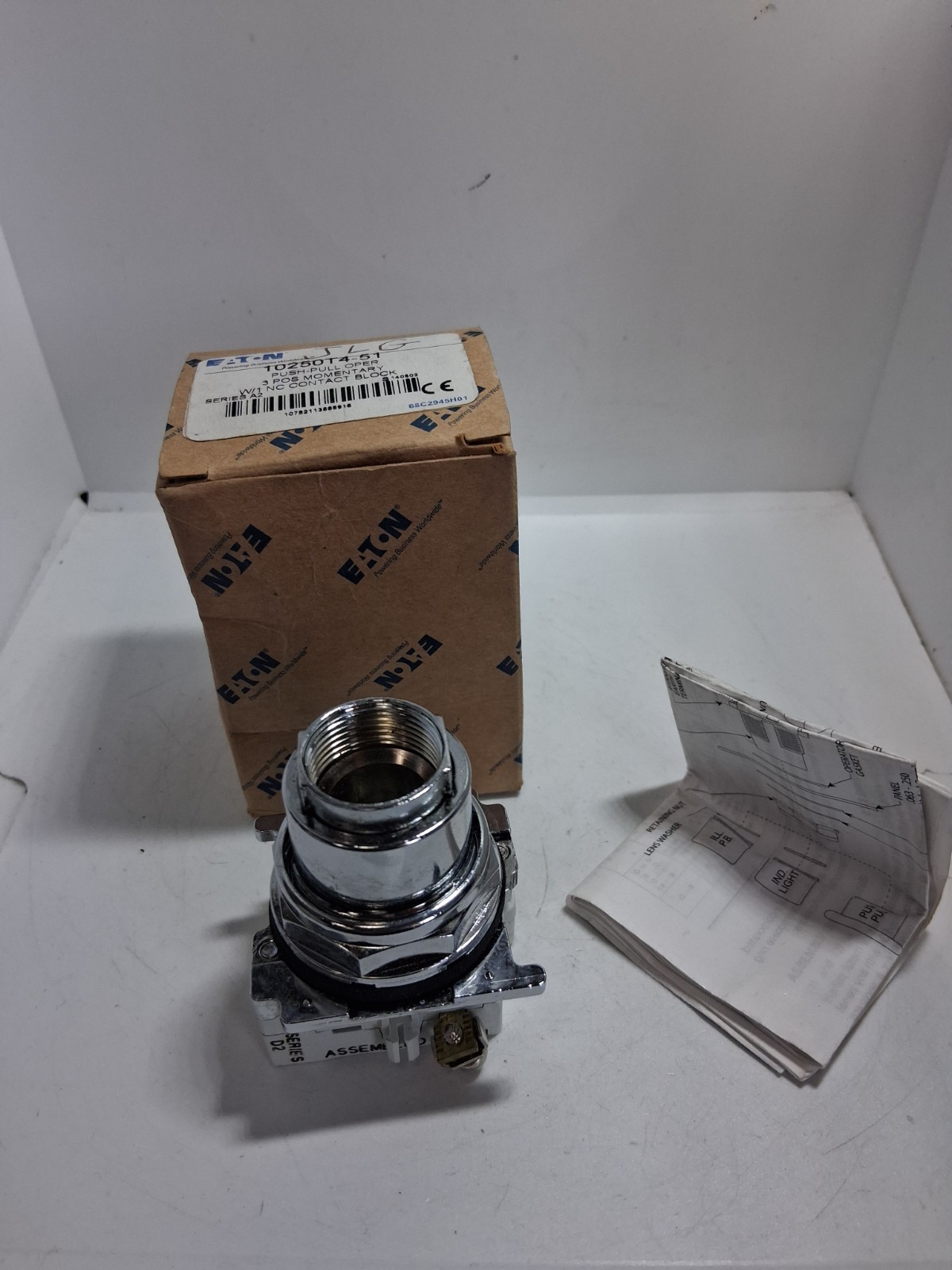 EATON 10250T4-51 PUSH PULL OPERATOR 3 POSITION MOMENTARY W/1NC BLOCK SER A2 NIB