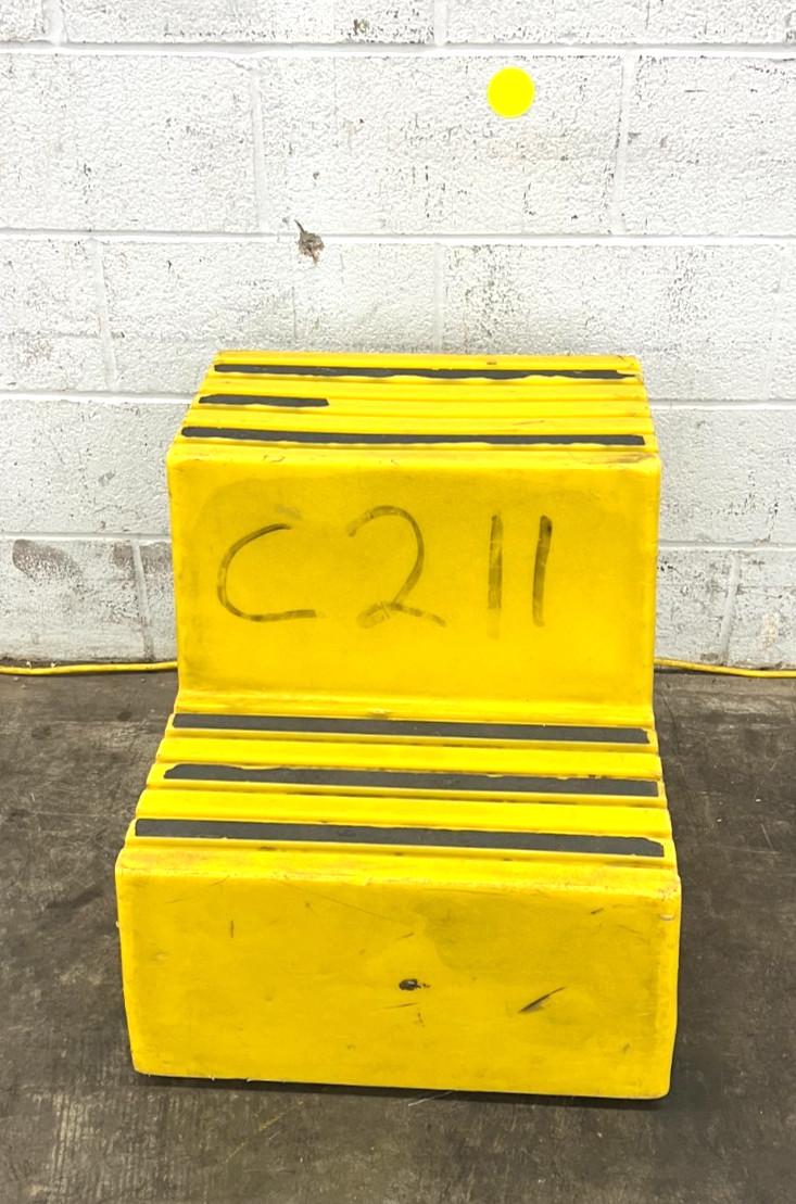 GHEN TAINER POLYETHYLENE 2 STEP STOOL OAD LENGTH 19″ WIDTH 23-3/4″ HEIGHT 21″