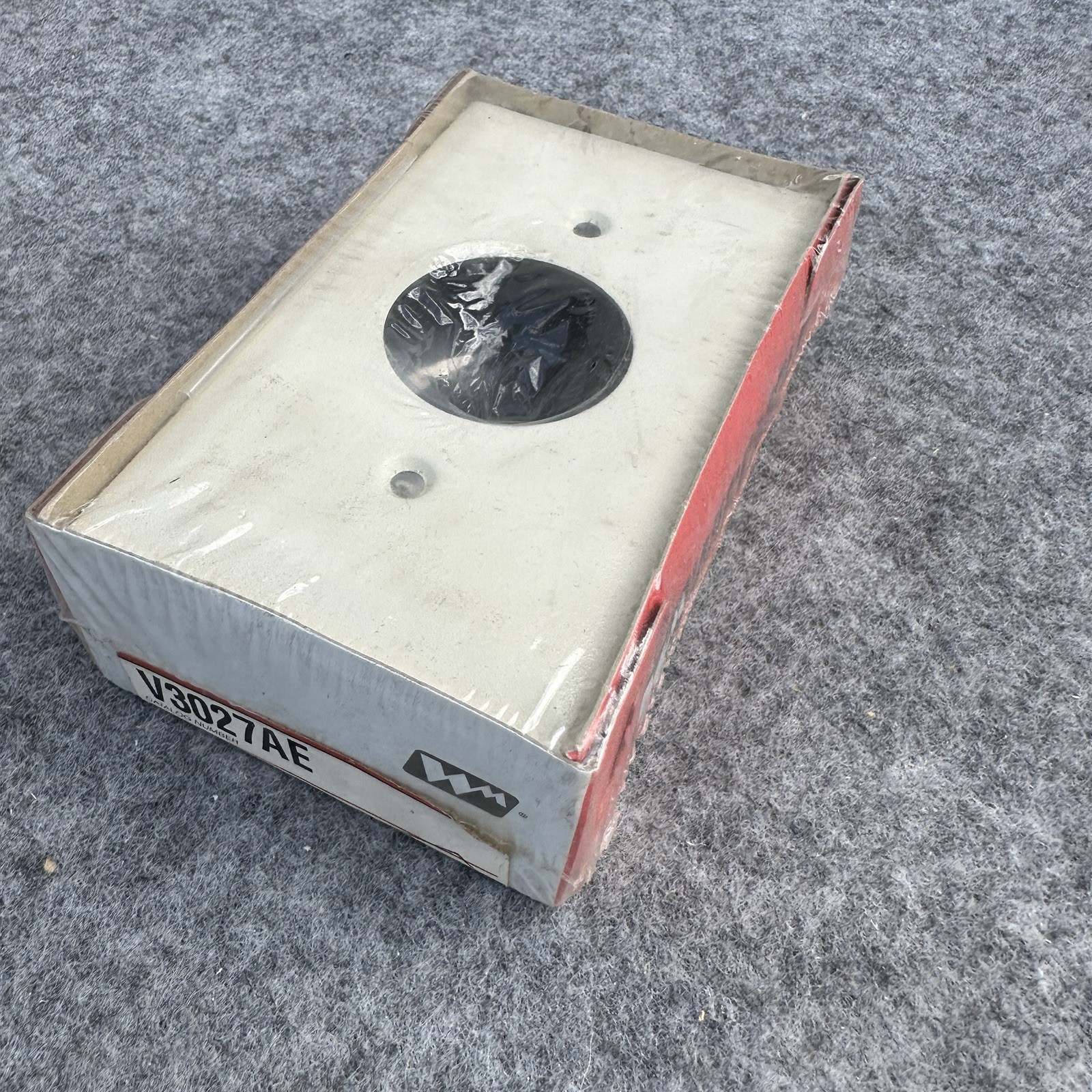 Wiremold V3027AE Single Receptacle Electric Plate Ivory Sealed Legrand New