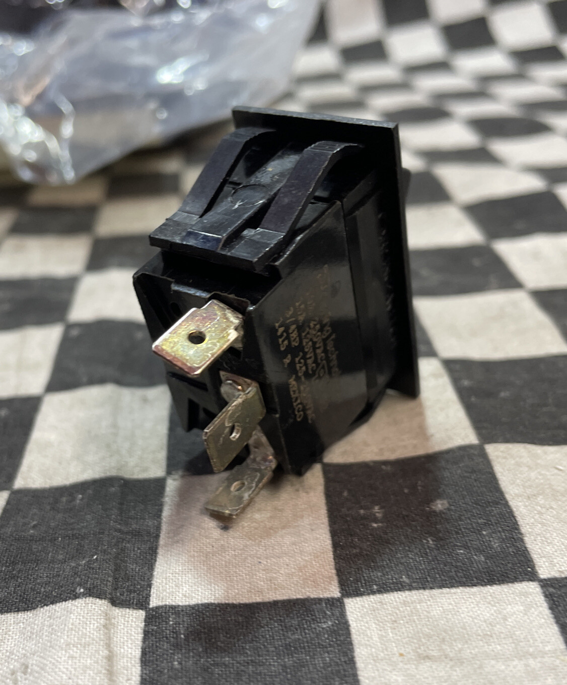 CARLING 1718R, Bloomfield 2E-74621 SWITCH DP ON MOM OFF 15A, LOT OF 68