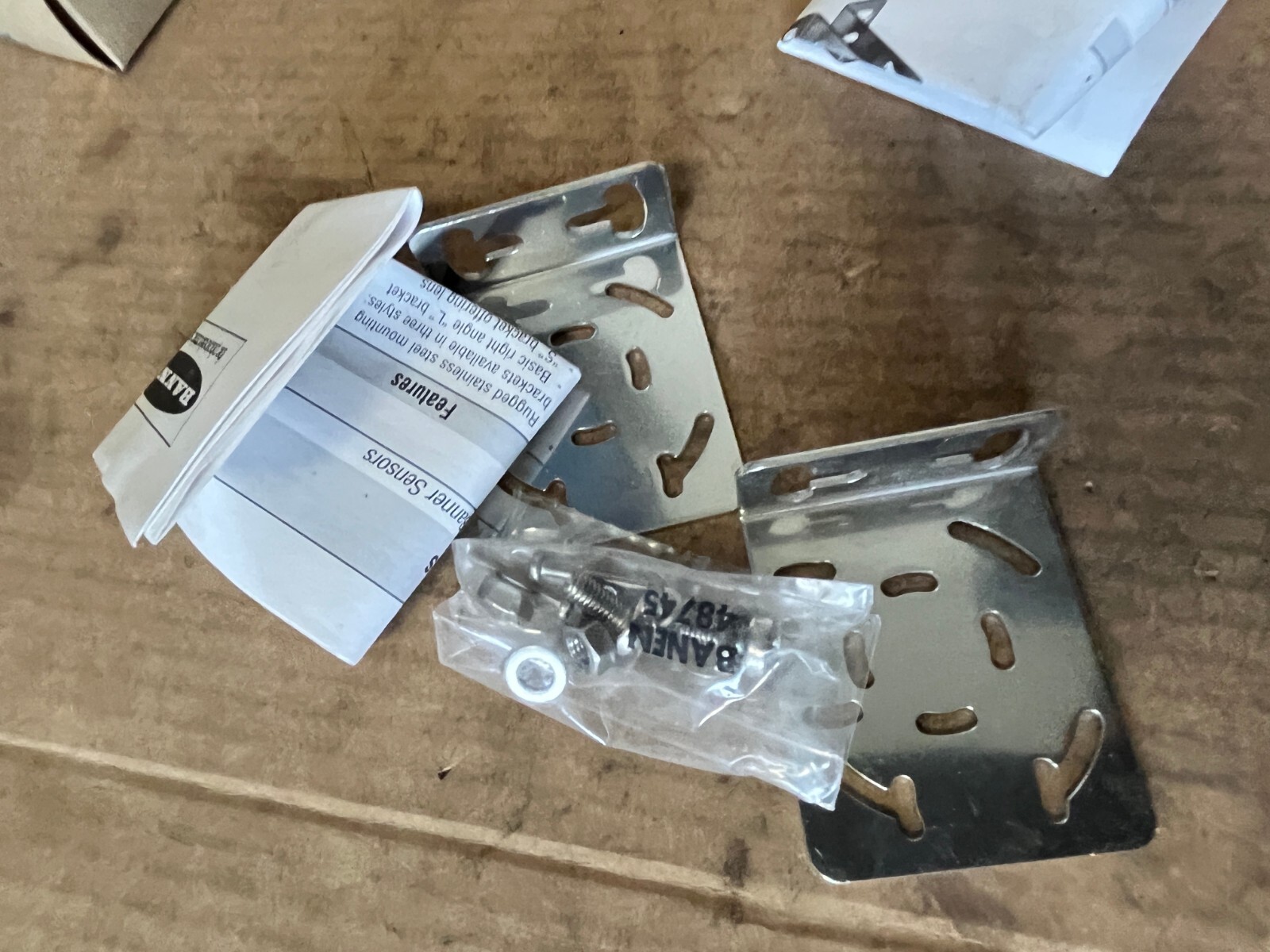 Banner, Bracket x 2, SMB46L, 1 bag hardware