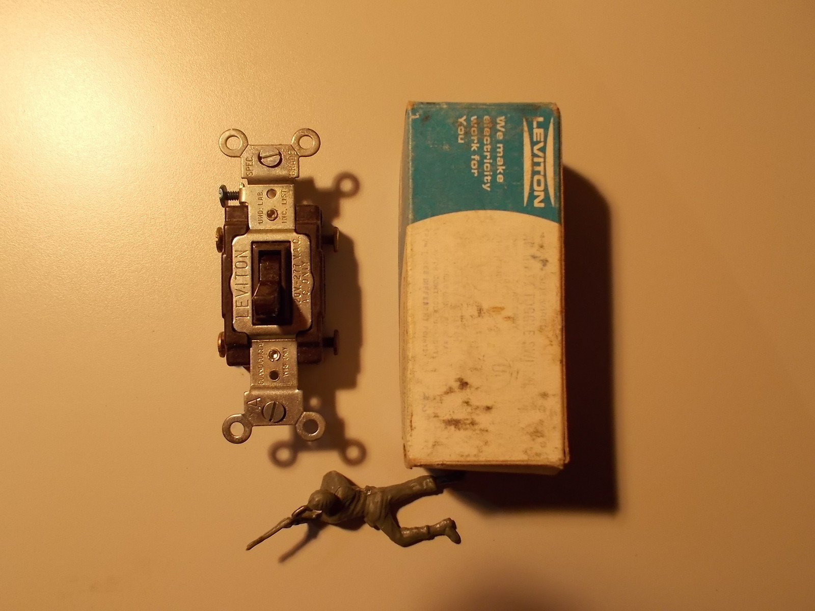NEW Leviton On/Off Toggle Light Switch Brown 15A-120V-277VAC *FREE SHIPPING*