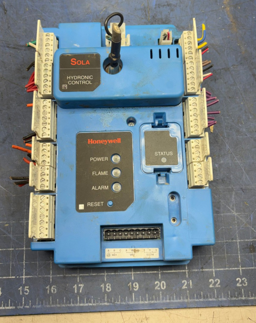 HONEYWELL SOLA HYDRONIC CONTROL SYSTEM P/N R7910A1027 *SEE PICTURES*