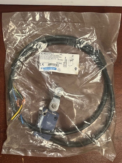 Telemecanique XCMD2117L1 Travel Limit Switch Sensor New