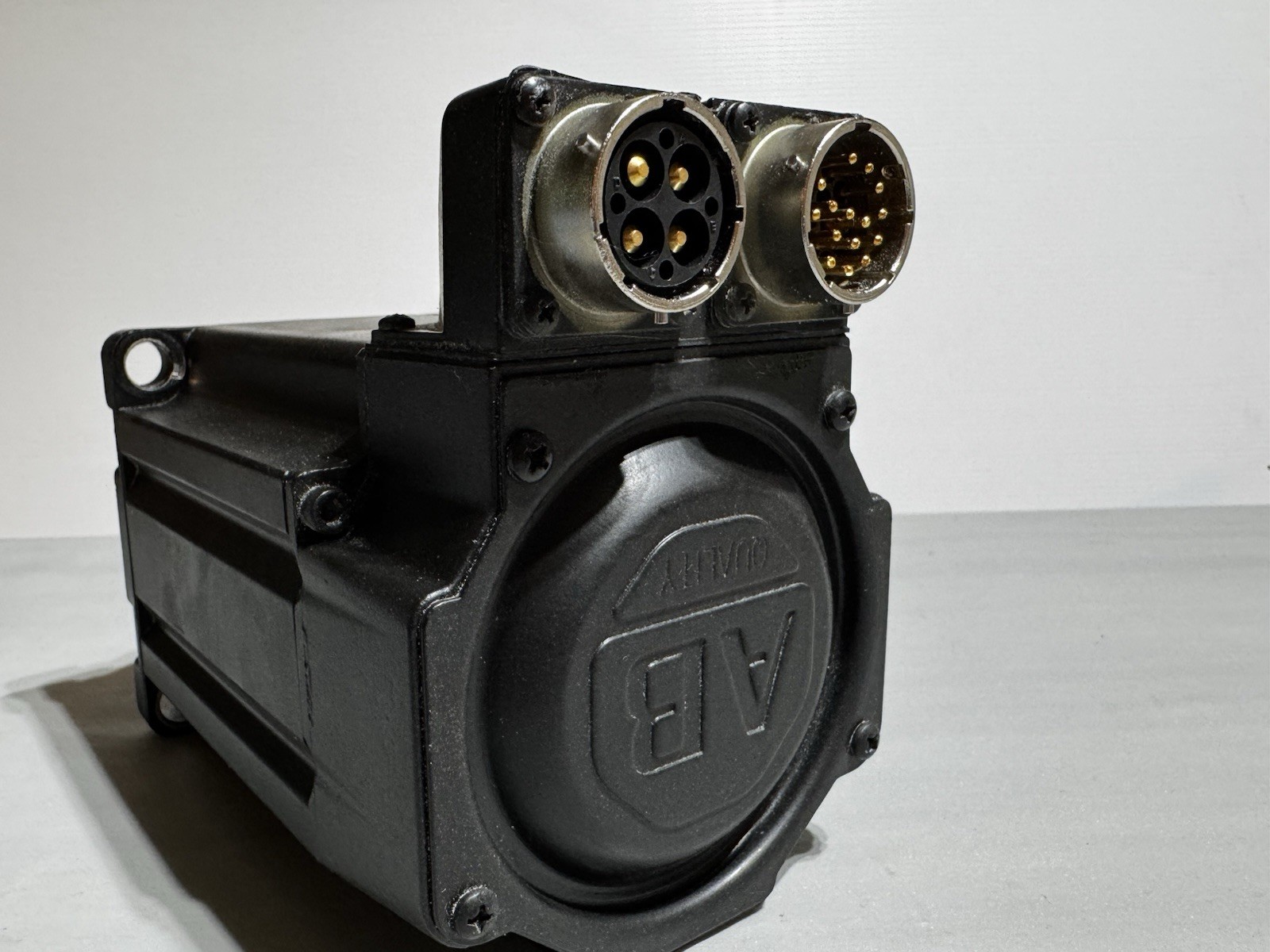 ALLEN BRADLEY MPL-A420P-HJ22AA SERVO MOTOR LIGHTLY USED AND TESTED