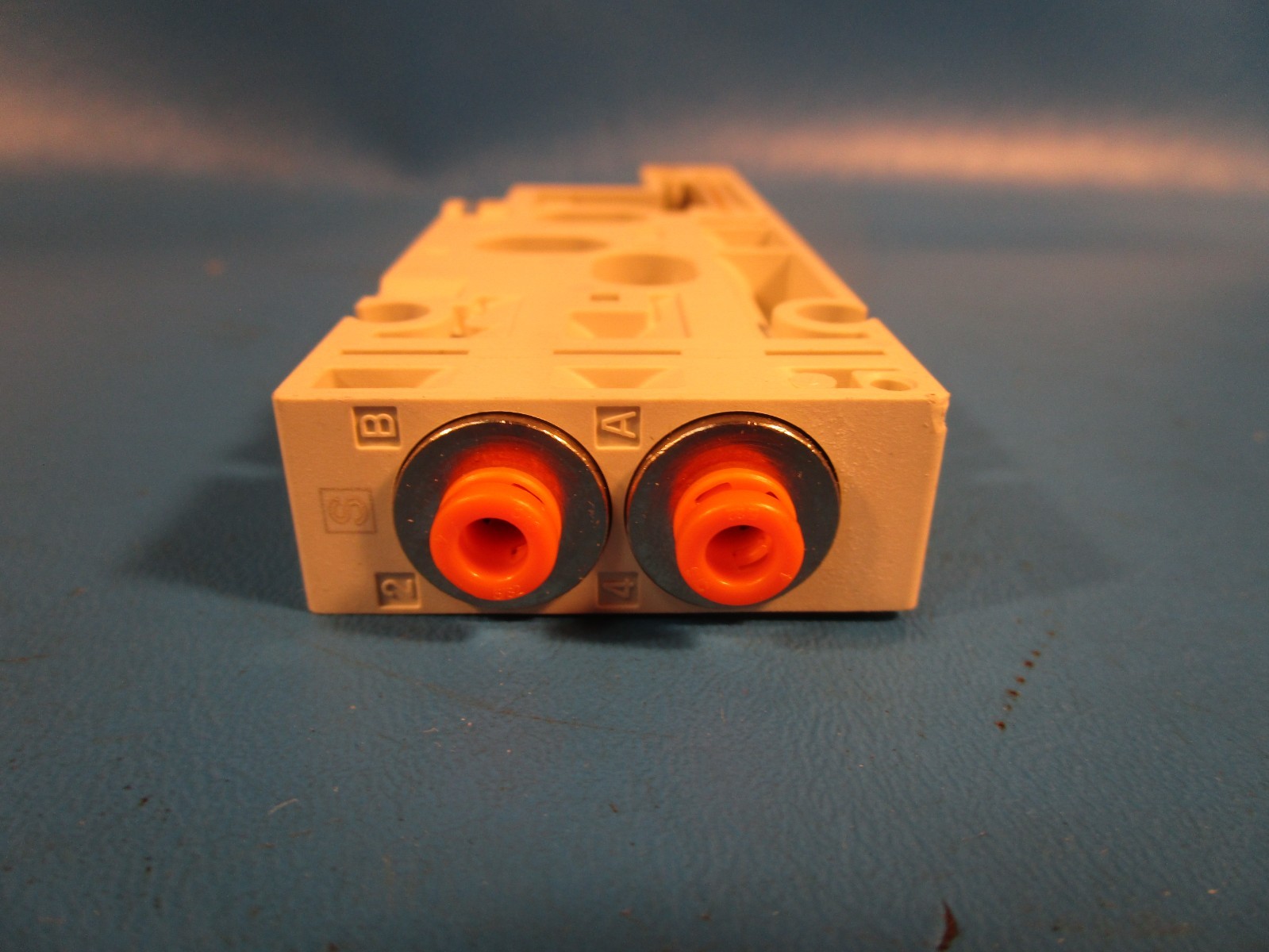SMC SY50M-2-1SA-N3, Manifold Block Assembly for a SY5000 5 Port Solenoid Valves