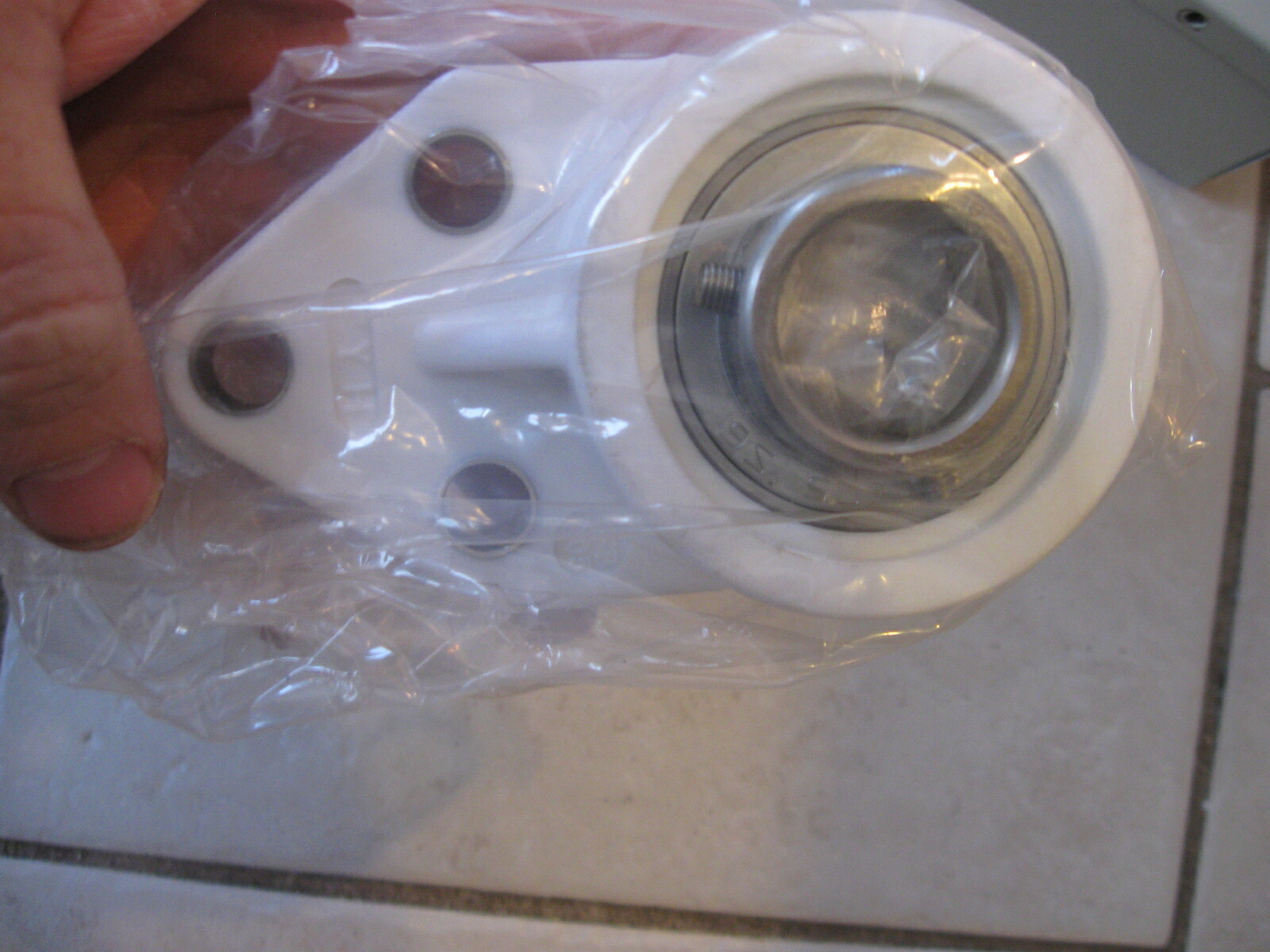 NEW FYH 3 Bolt Flange Bracket Bearing White pn#- UCFB205-16S6PL