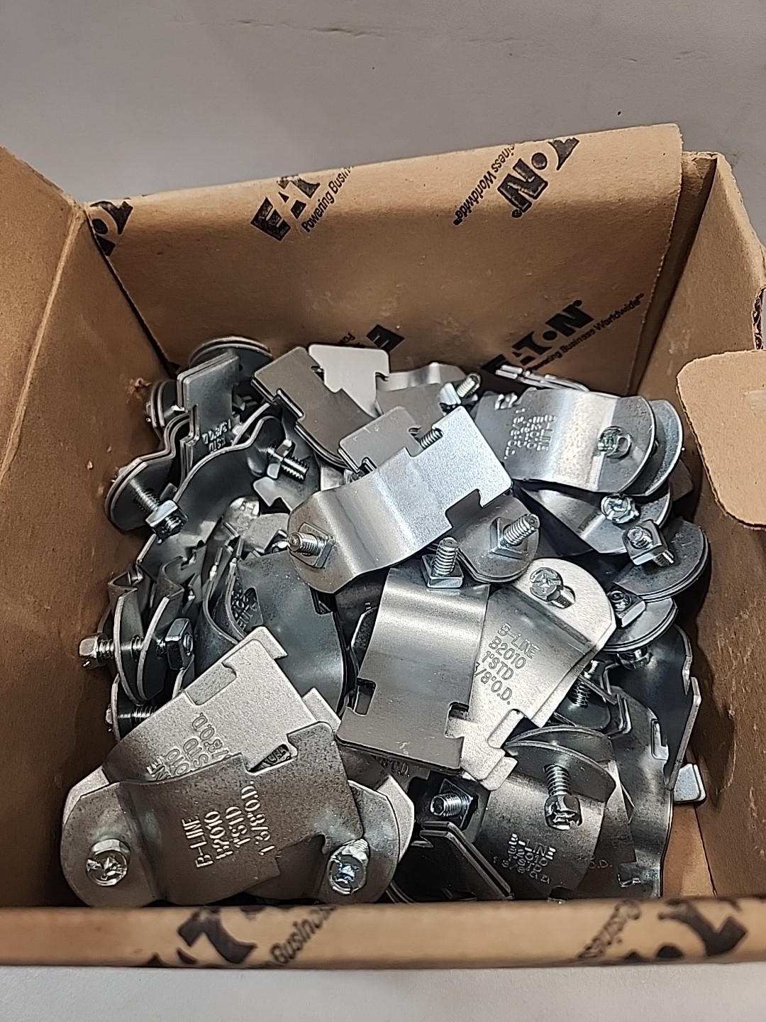 BOX OF 100 EATON B2010PAZN RIGID CONDUIT PIPE CLAMPS 1″ 3/8″ OD