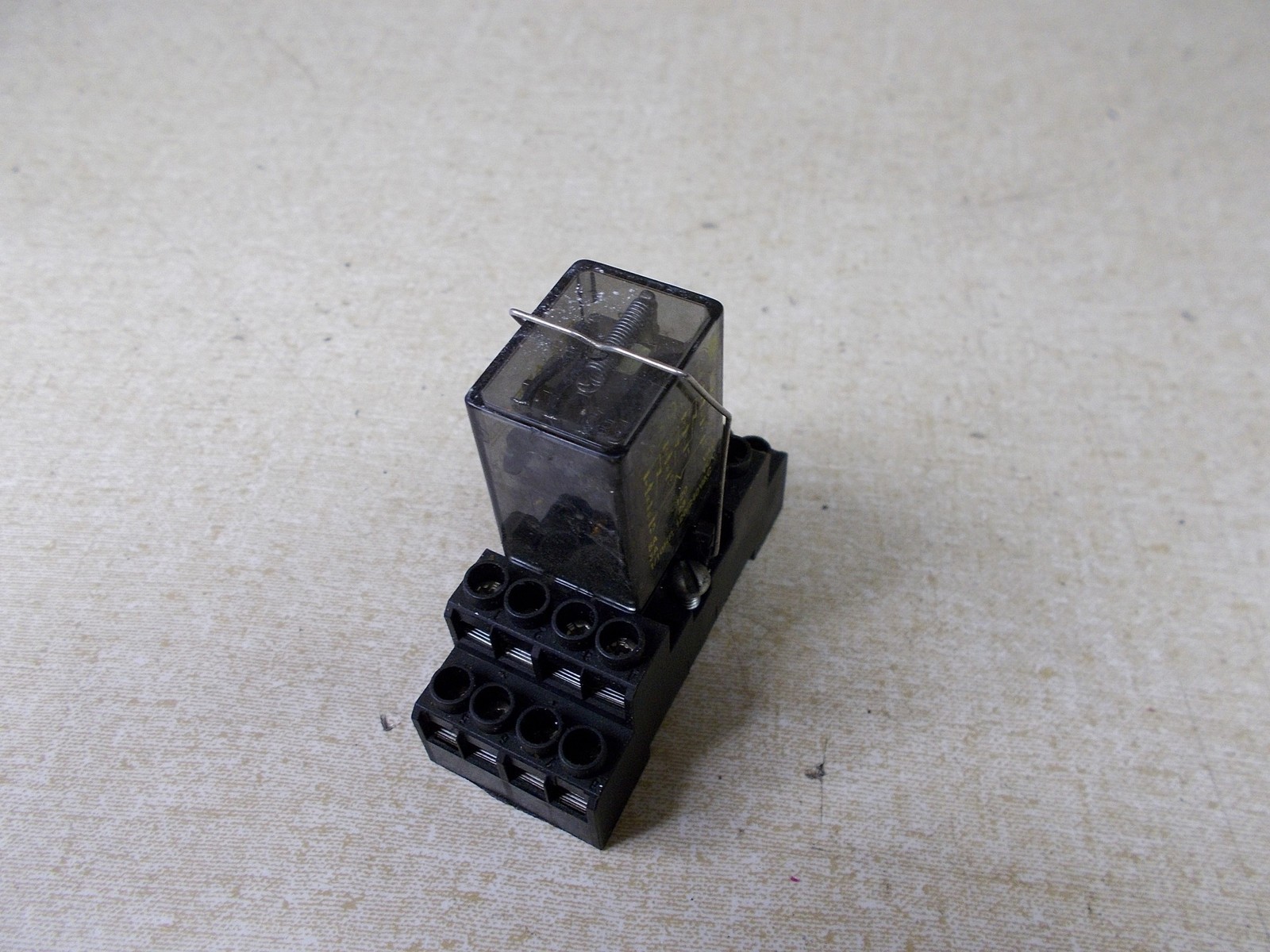 Square D Relay A-B Base Class 8501 Type RS14V20 700 HN103 7A 300V Series B