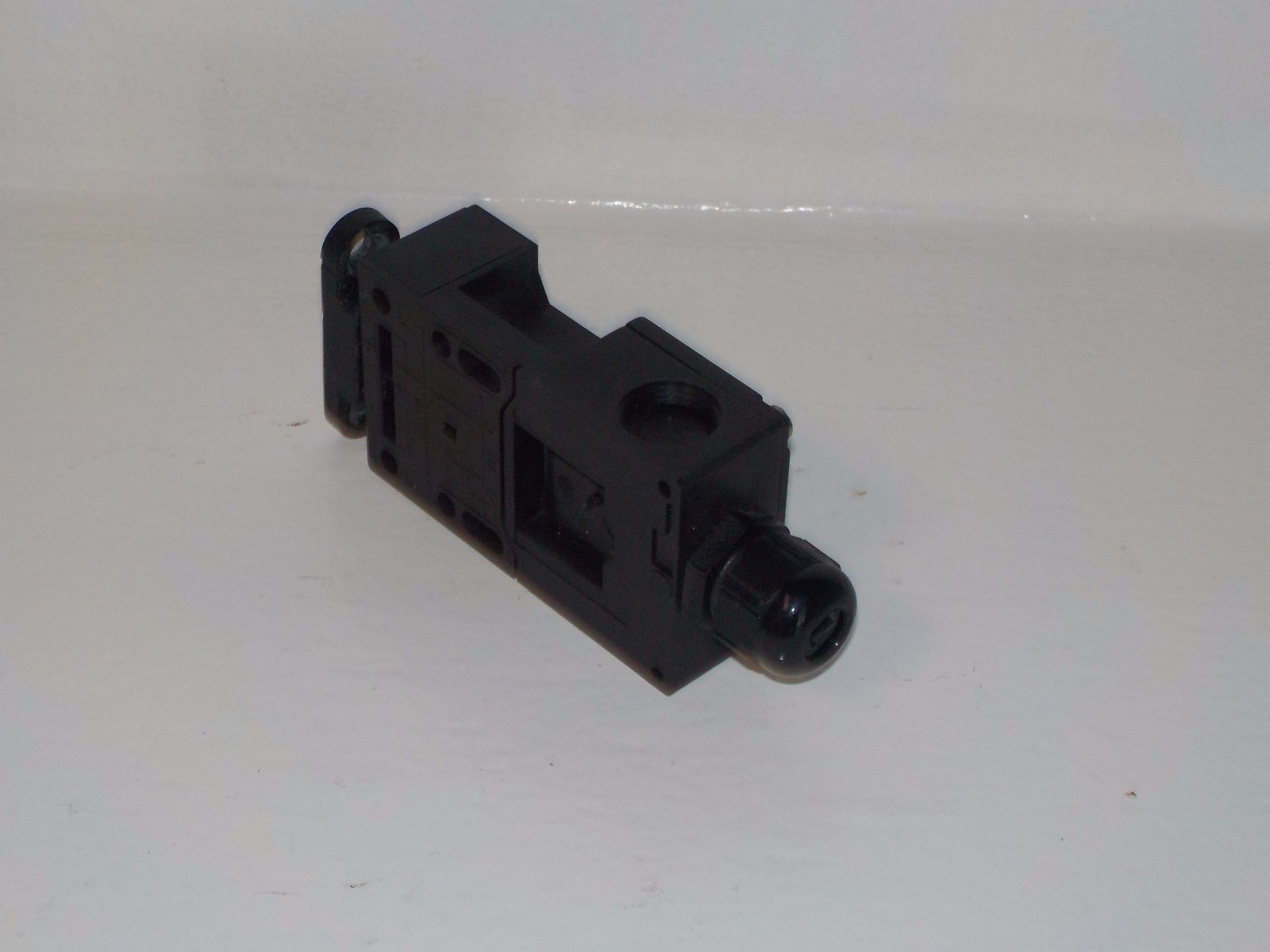 SCHMERSAL AZ 16-02ZVRK USED SAFETY INTERLOCK SWITCH AZ1602ZVRK