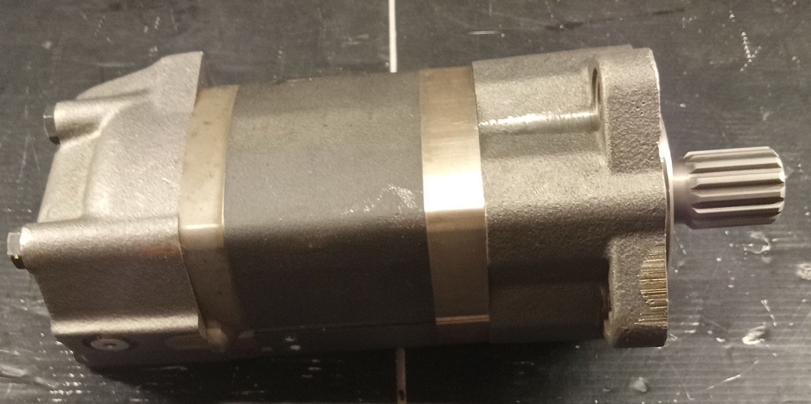 1 NEW CHAR-LYNN/DANFOSS 104-1216-006 HYDRAULIC MOTOR NNB ***MAKE OFFER***