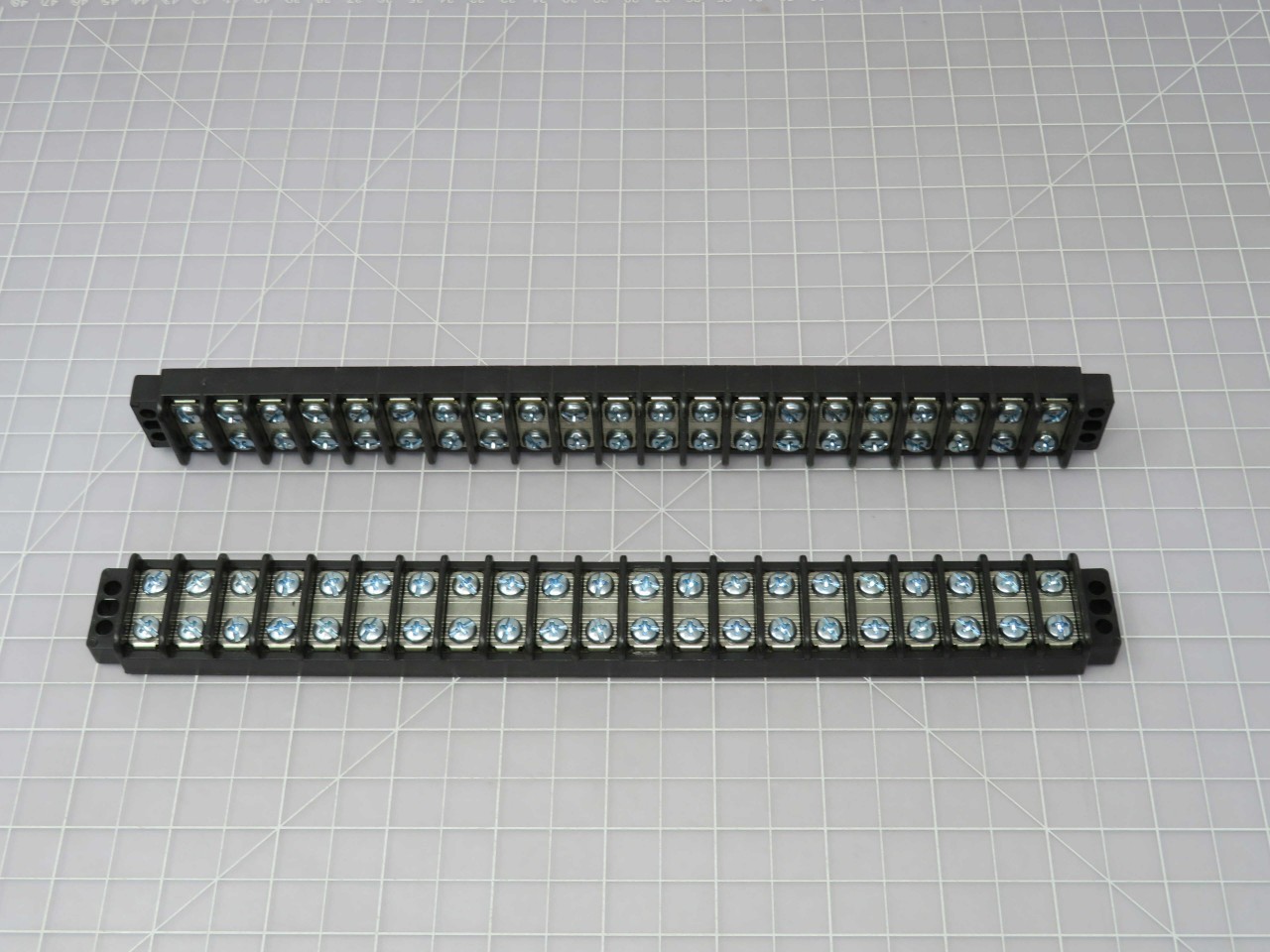Lot of 12 COOPER BUSSMANN TB200-21 X98988 CONN BARRIER STRP 21CIRC 0.437″