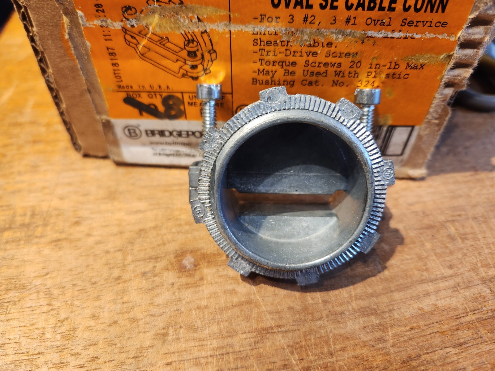 Box Of 8 NEW BRIDGEPORT 674-DC2 1/4″ SERVICE ENTRANCE OVAL CABLE CONNECTOR