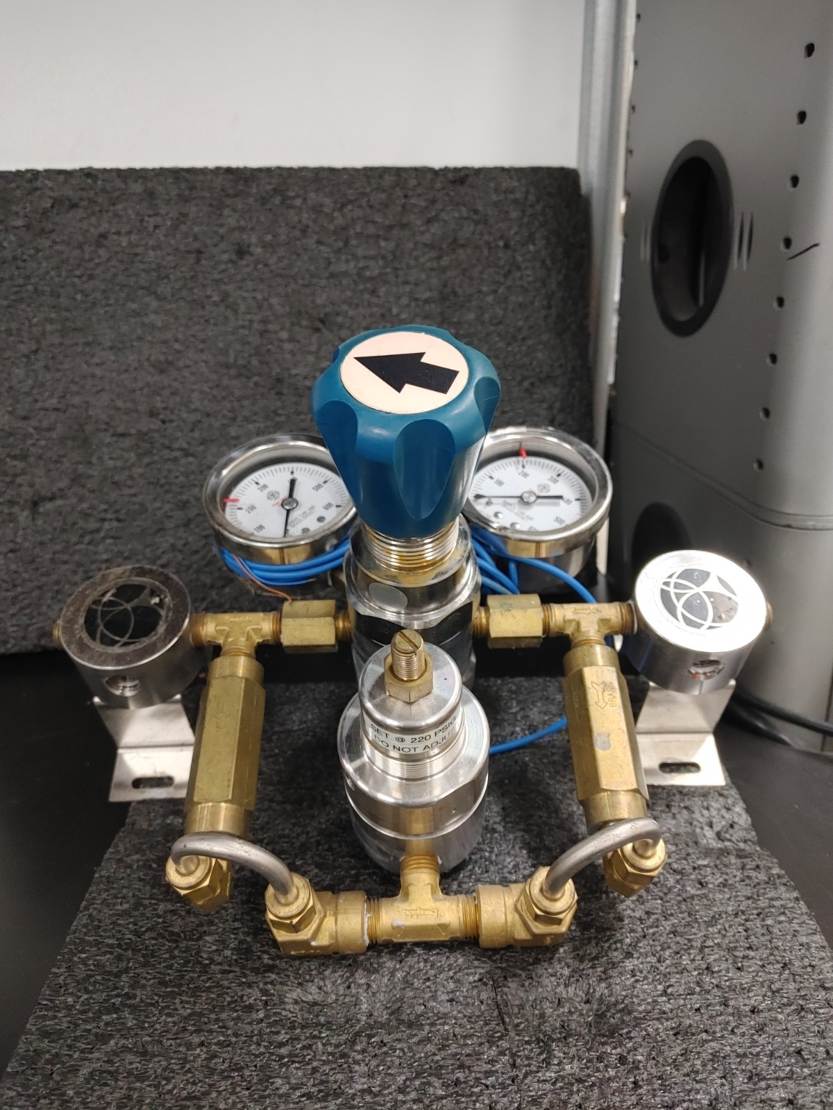 MATHESON High Purity Regulator with MATHESON Type 201 Switch X2 Pressure Gauges