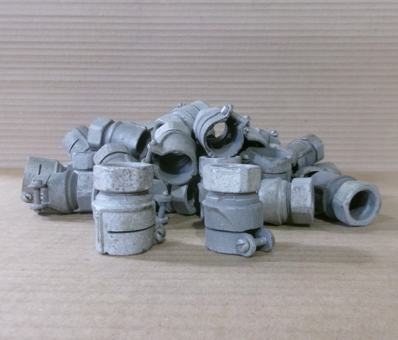 New Lot of 40 3/4″ Zinc Die Cast Threaded Hub AK