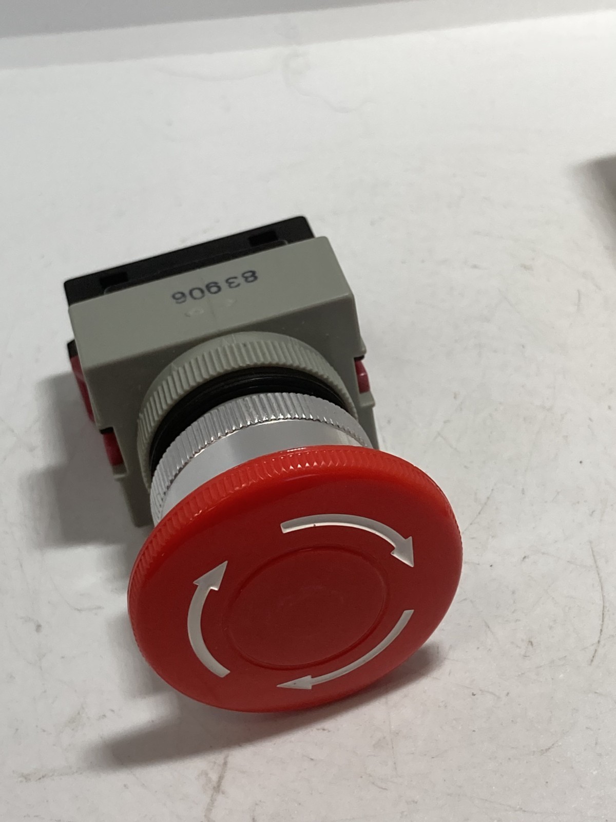 IDEC AVW401R E-STOP PUSHBUTTON RED TWIST RELEASE 1NC NIB