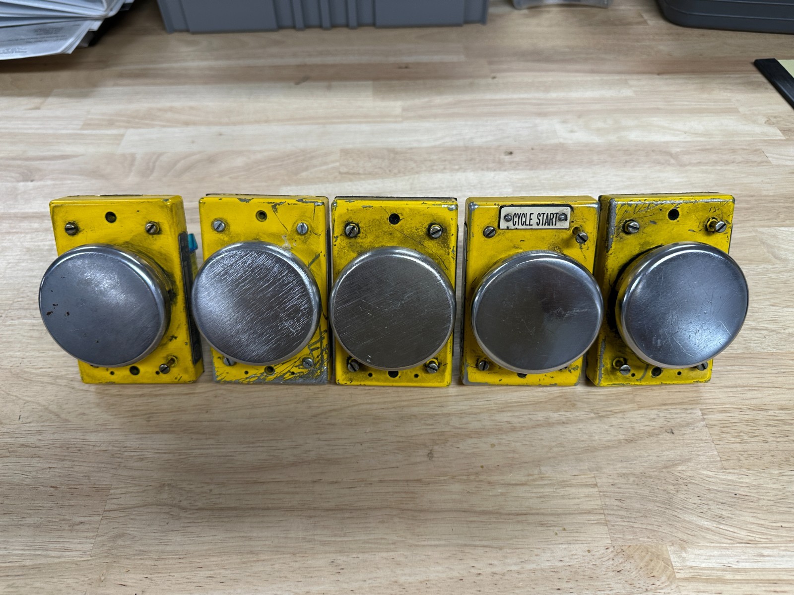 Allen Bradley 800P-F2CBV /E – Palm-Operated Flush Mount Push Button