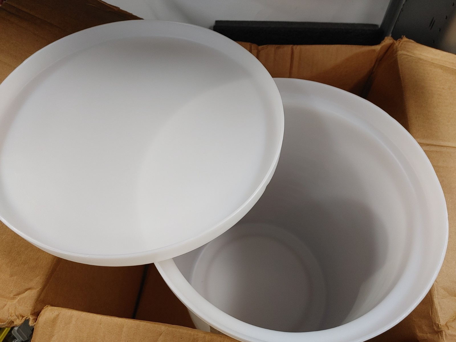 THERMO SCIENTIFIC 11100-0007 LLDPE 28L Cylindrical Tank with Lid