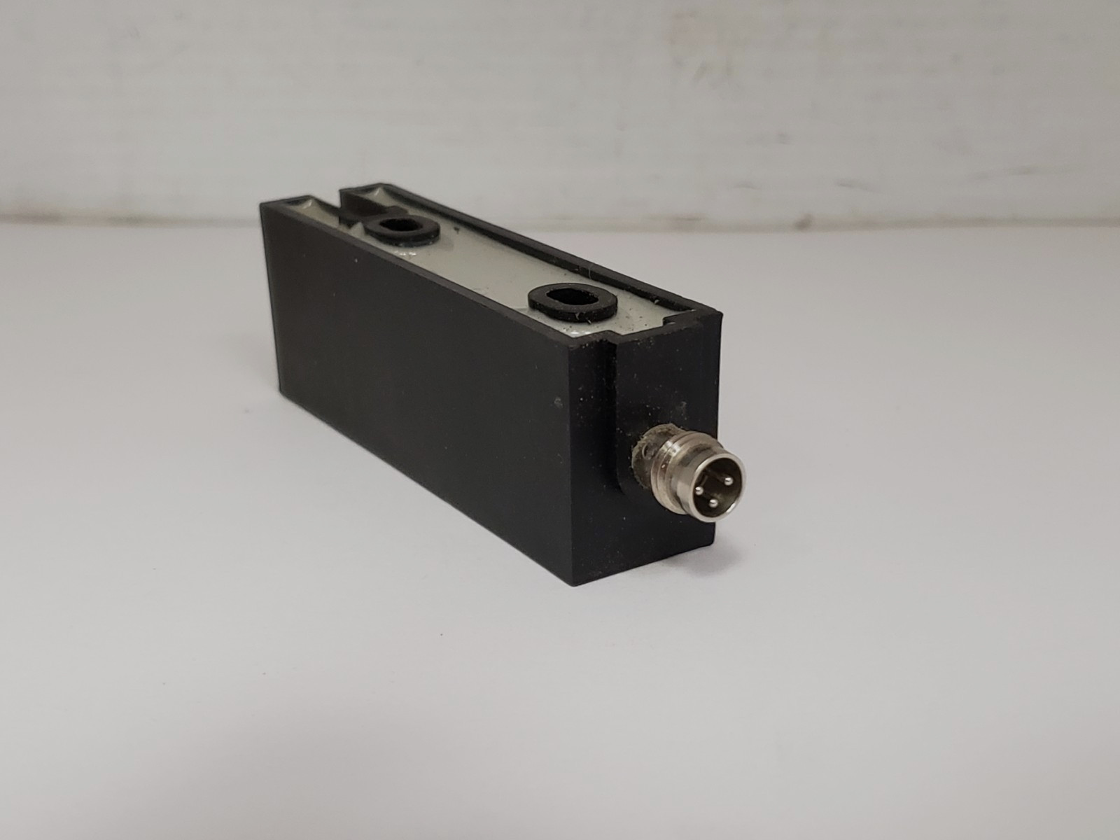 BAUMER IGFK 20N1599/S35L PROXIMITY SWITCH 3 PIN 10-30 VDC NNB